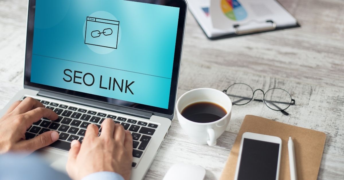 person with a laptop that says SEO Link